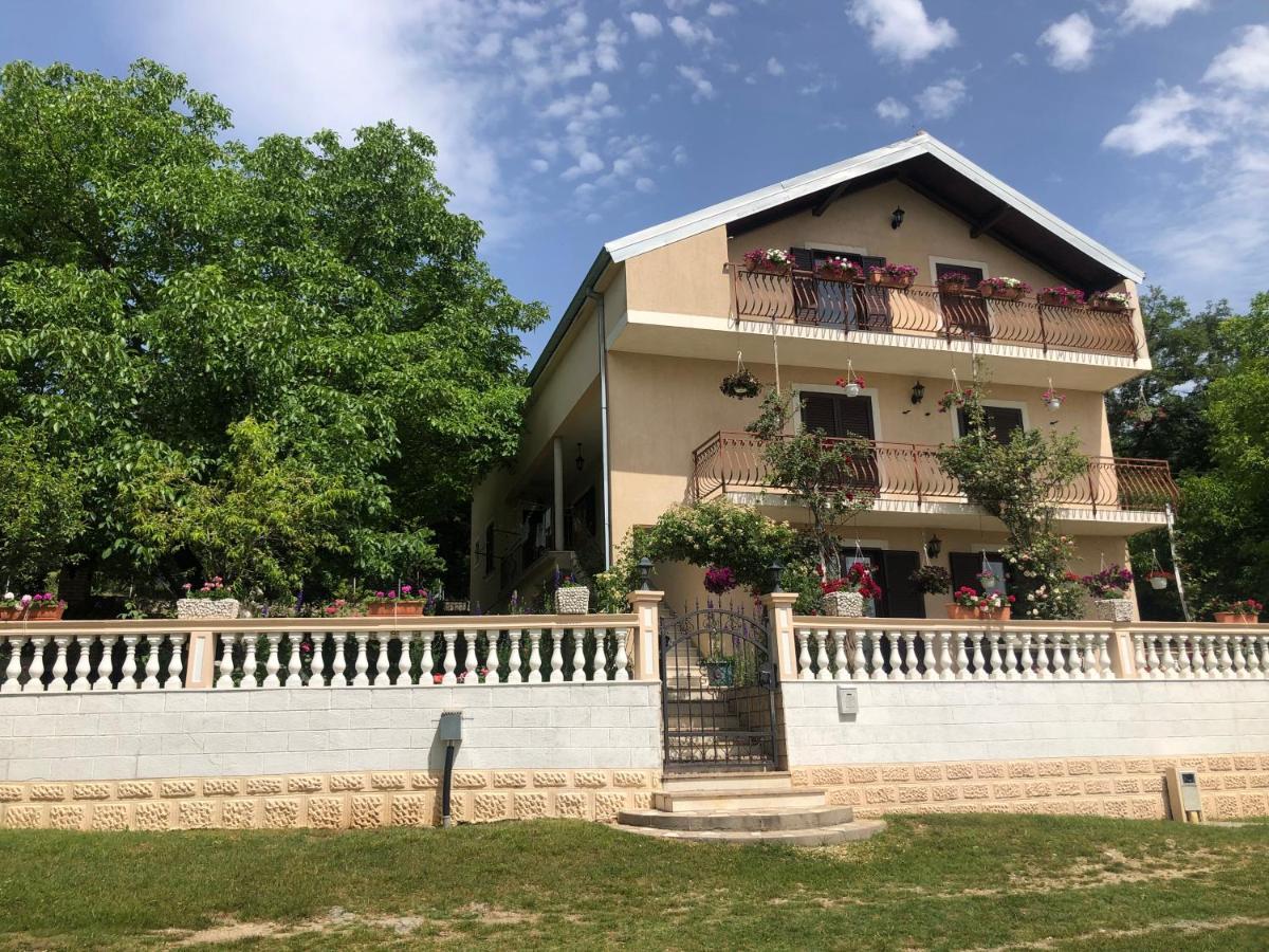 Apartman Ana Vrlika Luaran gambar
